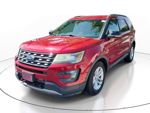 Used 2016 Ford Explorer XLT FWD image 3