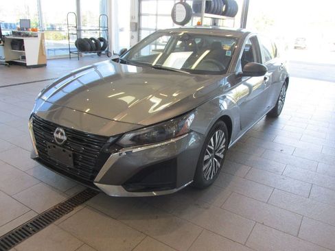 Used 2024 Nissan Altima 2.5 SV image 3