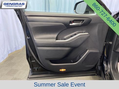 Used 2023 Toyota Highlander XLE AWD/4WD image 13