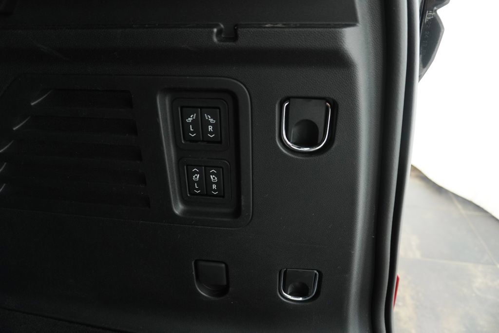 Used 2025 Chevrolet Traverse High Country AWD/4WD image 7
