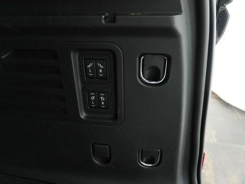 Used 2025 Chevrolet Traverse High Country AWD/4WD image 7