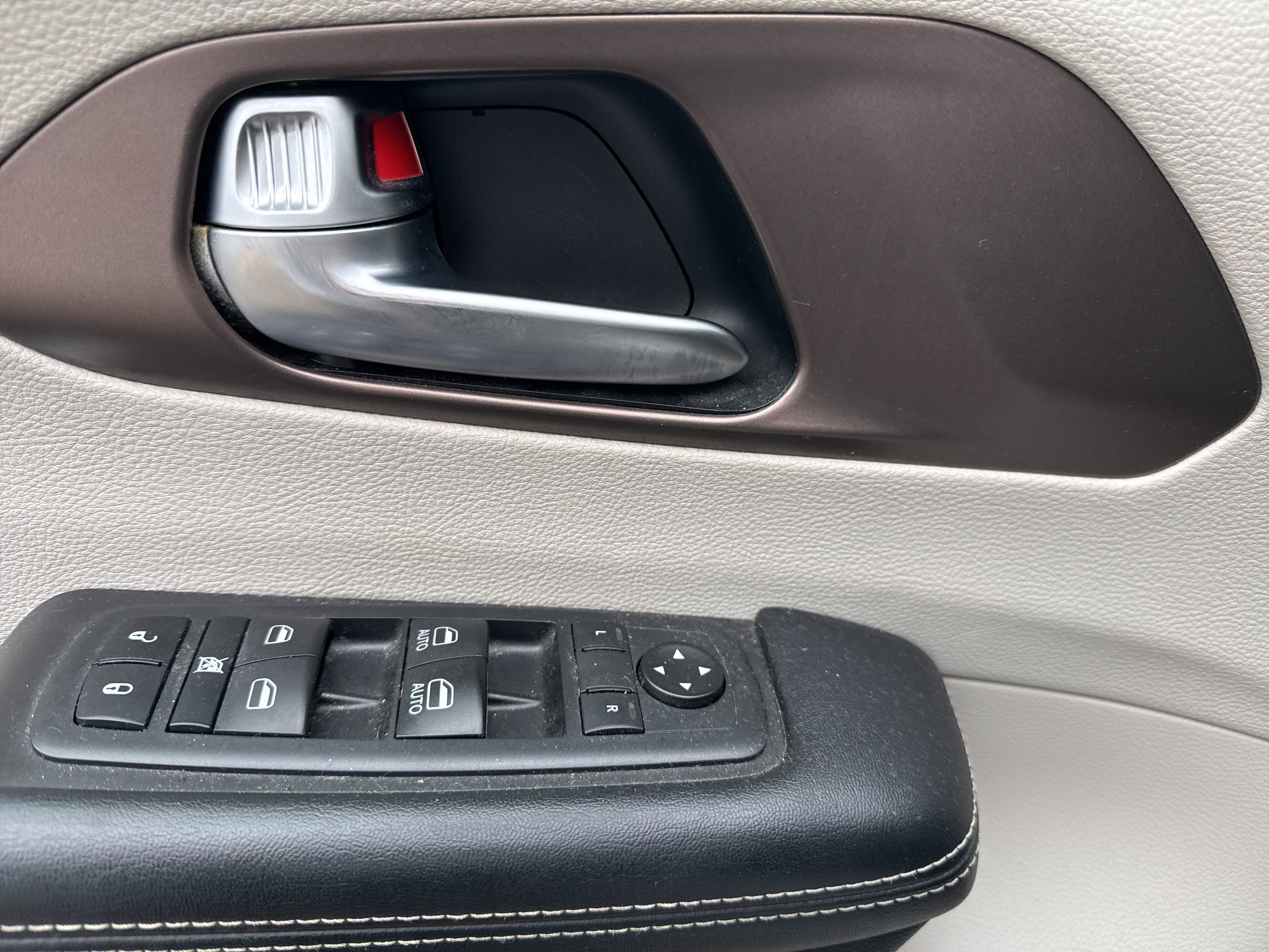 Used 2020 Chrysler Voyager Lxi FWD image 6