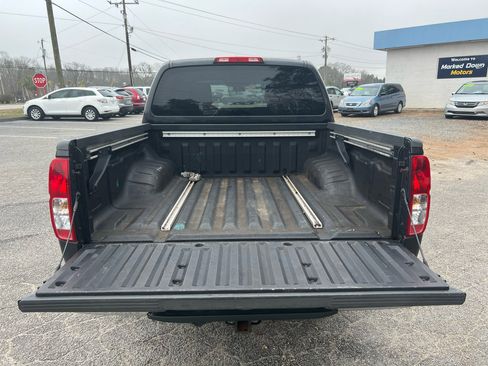 Used 2010 Nissan Frontier SE image 7