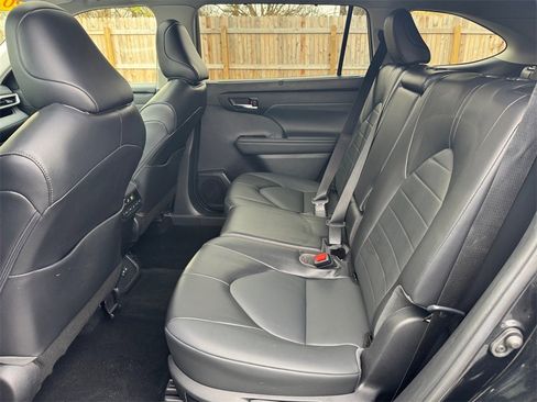 Used 2022 Toyota Highlander XLE image 19