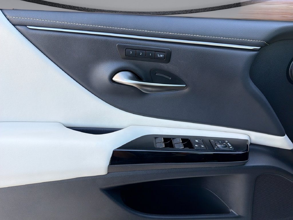 Certified 2025 Lexus ES 300h w/ Premium Package FWD image 29
