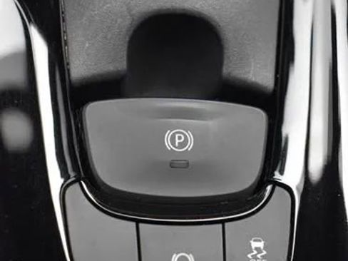 Used 2022 Toyota C-HR XLE image 33