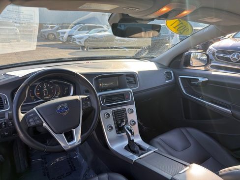 Used 2017 Volvo S60 T5 Inscription image 15