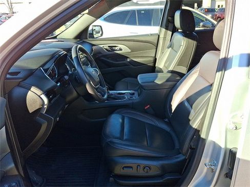 Used 2022 Chevrolet Traverse LT image 10