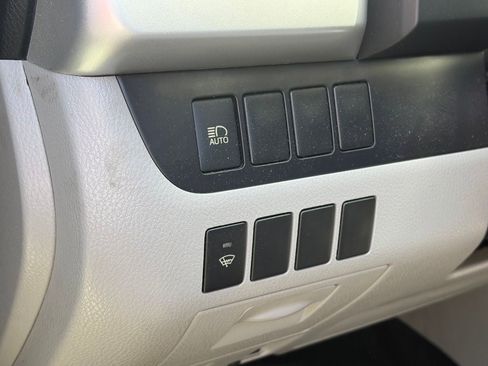Used 2018 Toyota Highlander LE w/ Carpet Mat Package (TMS) AWD/4WD image 6
