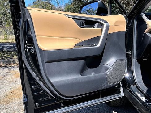 Used 2021 Toyota RAV4 LE image 17