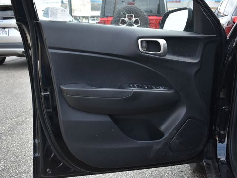 Used 2025 Hyundai Venue SEL FWD image 10