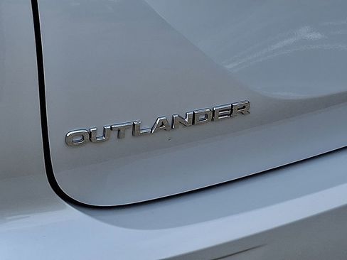Used 2025 Mitsubishi Outlander SE image 18