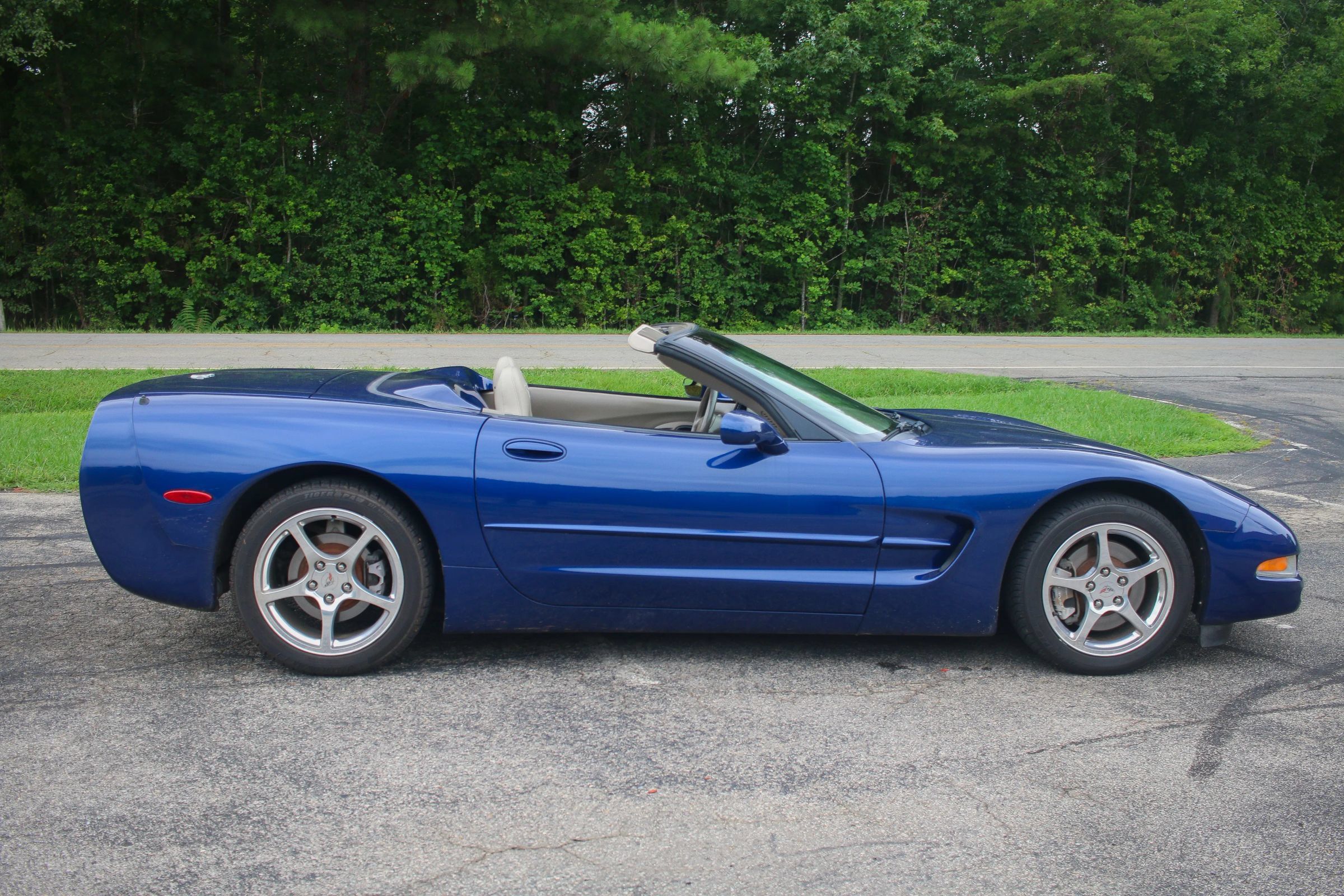 Used 2004 Chevrolet Corvette Convertible w/ Preferred Equipment Group RWD image 10