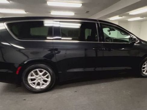 Used 2023 Chrysler Pacifica Touring-L FWD image 9