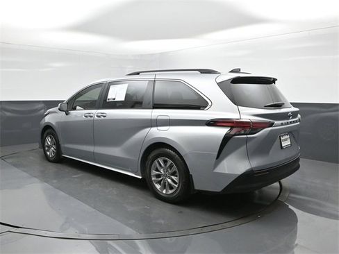 Used 2022 Toyota Sienna XLE image 5