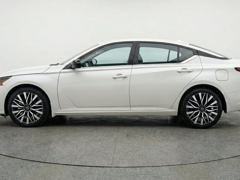 Used 2025 Nissan Altima 2.5 SV FWD image 5