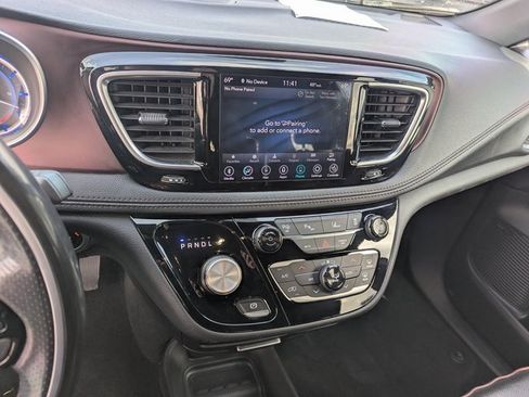 Used 2020 Chrysler Pacifica Limited image 14