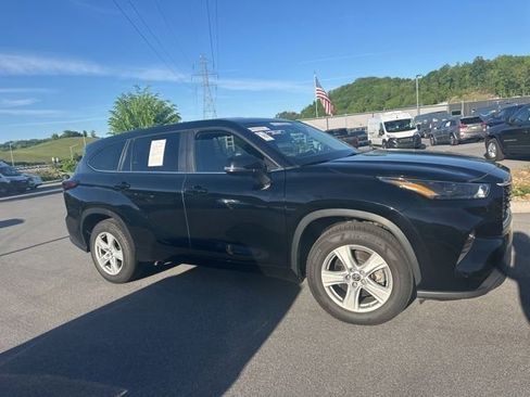 Used 2024 Toyota Highlander LE FWD image 11