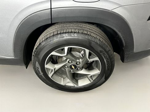 Used 2025 Chevrolet Trax LT w/ LT Convenience Package image 11