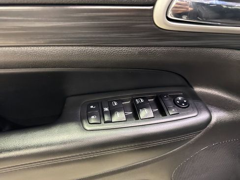 Used 2019 Jeep Grand Cherokee Laredo AWD/4WD image 21