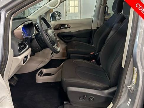 Used 2021 Chrysler Voyager L image 12