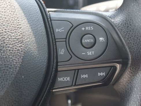 Used 2021 Toyota RAV4 LE AWD/4WD image 9