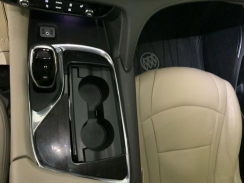 Used 2019 Buick Enclave Essence image 18