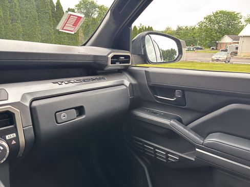 Certified 2025 Toyota Tacoma SR5 AWD/4WD image 22