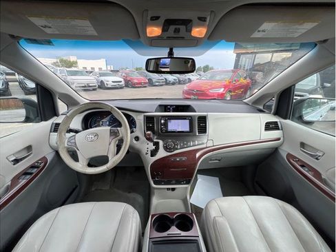Used 2013 Toyota Sienna XLE w/ Entertainment Pkg FWD image 5