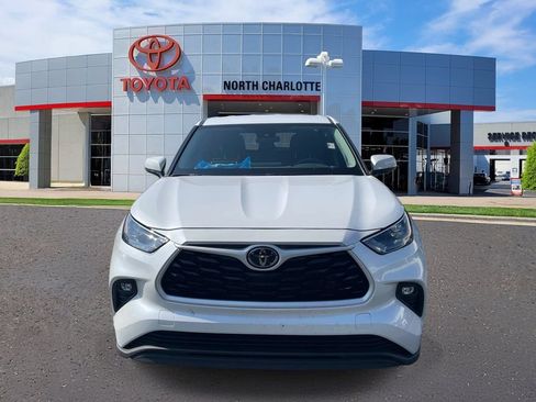 Used 2025 Toyota Highlander LE FWD image 3