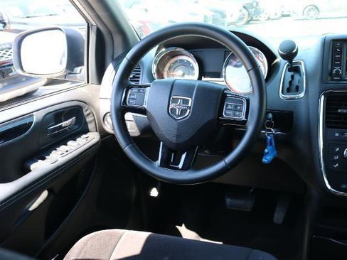Used 2017 Dodge Grand Caravan SE FWD image 19