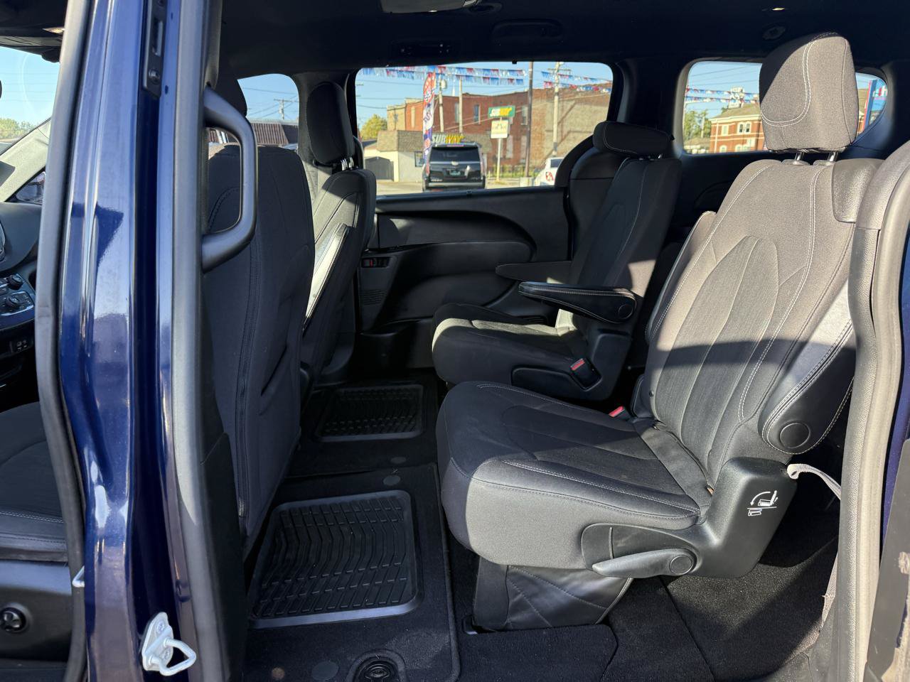 Used 2019 Chrysler Pacifica Touring Plus w/ S Appearance Package FWD image 18