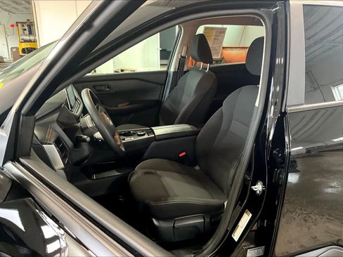 Used 2025 Nissan Rogue S AWD/4WD image 10