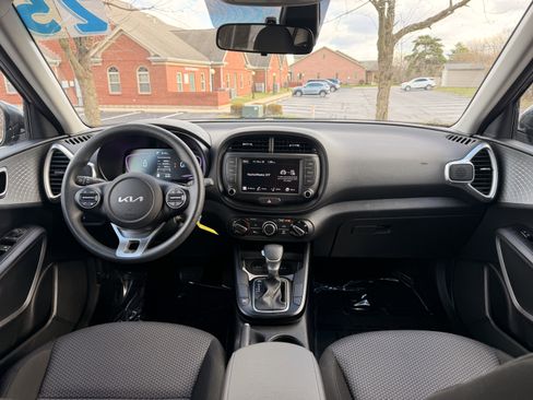 Used 2025 Kia Soul LX w/ LX Technology Package image 15