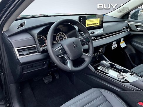 New 2025 Mitsubishi Outlander SE image 6