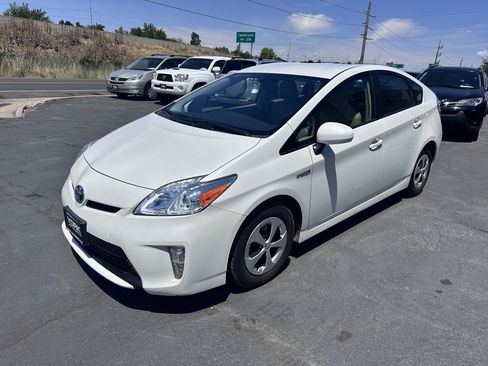 Used 2015 Toyota Prius Four w/ Preferred Accessory Package FWD image 2
