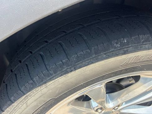 Used 2018 Ford Explorer XLT w/ Equipment Group 202A FWD image 8