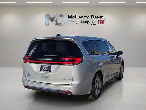 Used 2024 Chrysler Pacifica Limited image 5