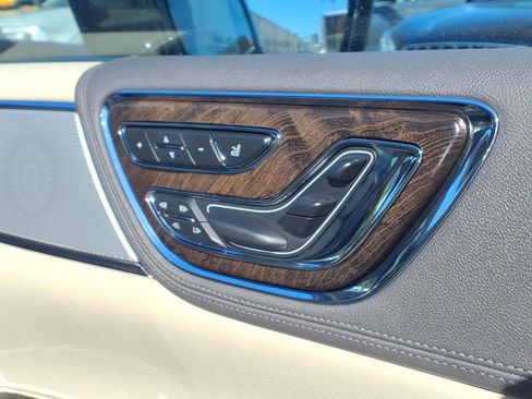 Used 2020 Lincoln Continental Reserve w/ Luxury Package image 12