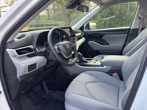 Used 2023 Toyota Highlander L image 15