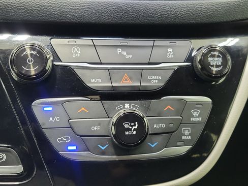 Used 2019 Chrysler Pacifica Touring-L FWD image 29