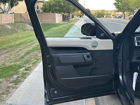 Used 2018 Land Rover Discovery SE image 52