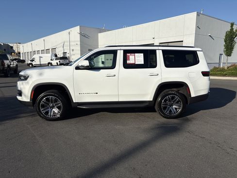 Used 2022 Jeep Wagoneer Series III AWD/4WD image 6