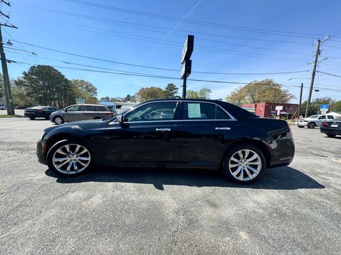 Used 2019 Chrysler 300 Limited RWD image 3