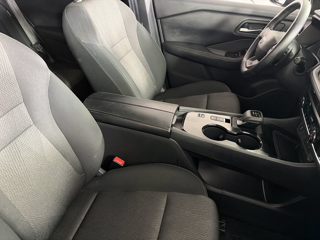 Used 2025 Nissan Rogue SV FWD image 24