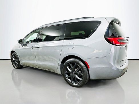 Used 2021 Chrysler Pacifica Touring-L w/ Uconnect Theater Family Group AWD/4WD image 5
