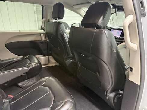Used 2023 Chrysler Pacifica Touring-L FWD image 38
