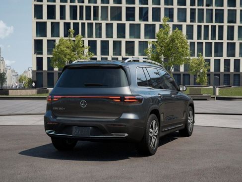 Used 2025 Mercedes-Benz EQB 250+ image 22