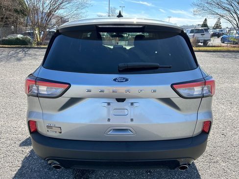 Used 2022 Ford Escape SE w/ SE Sport Appearance Package image 5