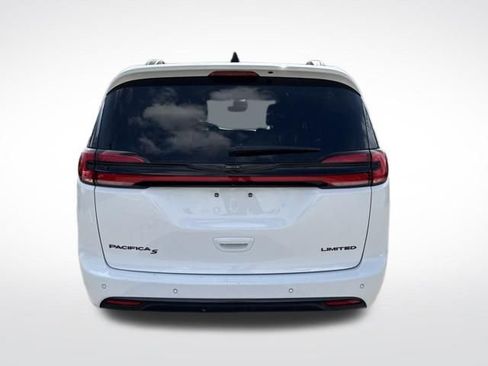 Used 2025 Chrysler Pacifica Limited image 4